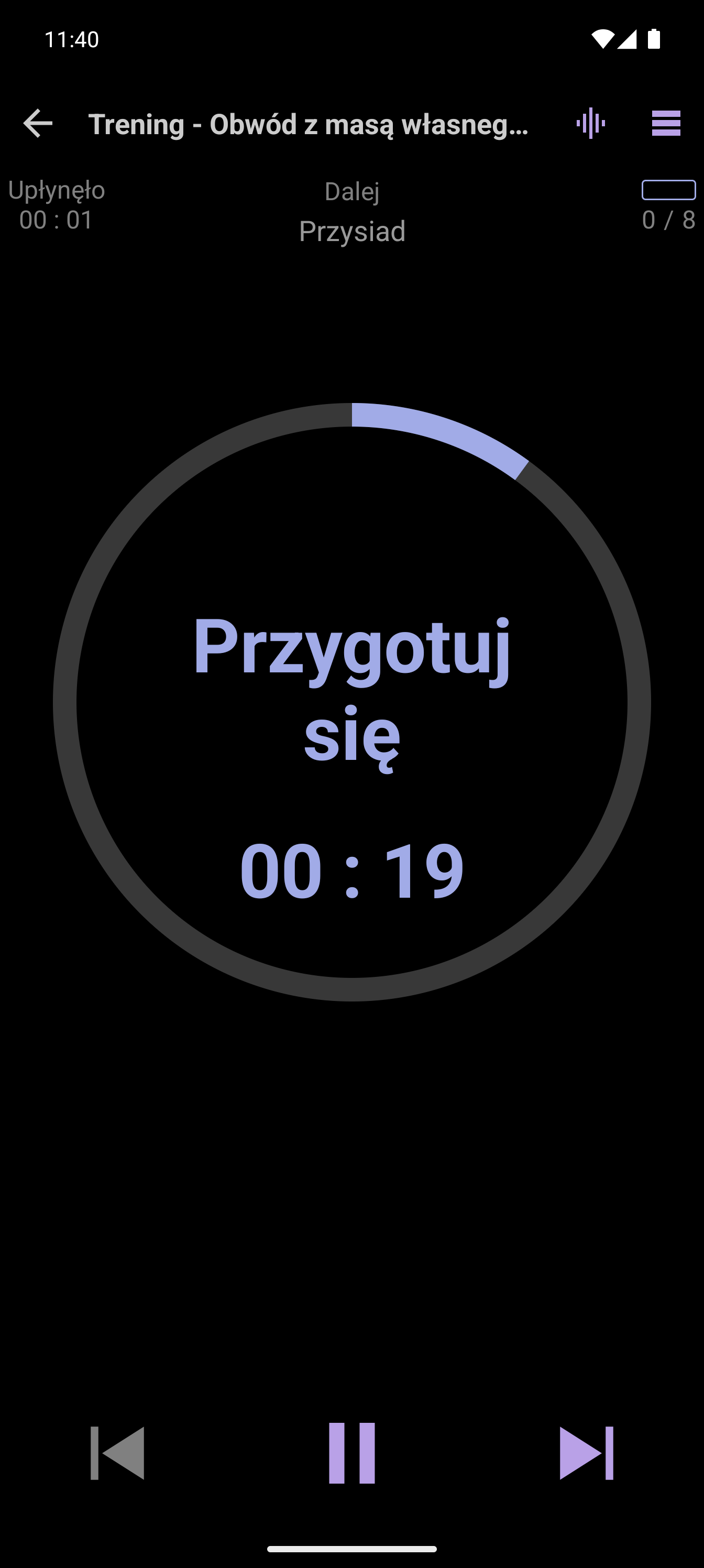 Prosty odtwarzacz CrazyFit podczas obwodowego treningu z masą własnego ciała dla początkujących